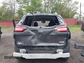 2016 Jeep Cherokee Latitude z VIN 1C4PJMCS1GW154188, wystawiony jako IAAI lot #42318317 z przebiegiem 189 347 mil mil oraz . Historia ofert i sprzedaży dostępna na DreamBid. Obrazek 6.