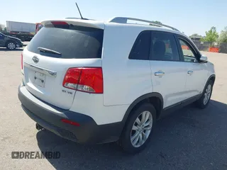 2011 Kia Sorento EX z VIN 5XYKUDA29BG090671, wystawiony jako IAAI lot #42268857 z przebiegiem 146 770 mil mil oraz . Historia ofert i sprzedaży dostępna na DreamBid. Obrazek 4.