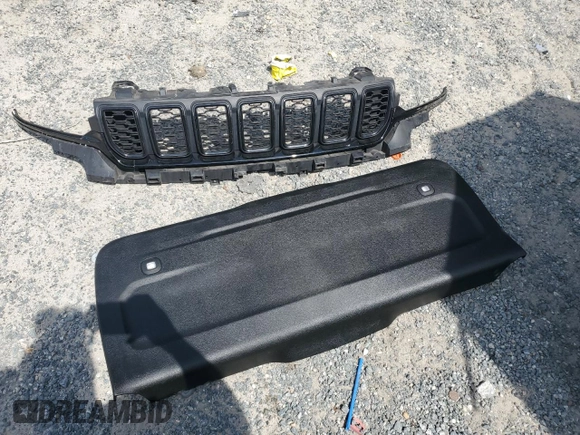 2023 Jeep Grand Cherokee Laredo z VIN 1C4RJGAGXPC552901, wystawiony jako Copart lot #60107115 z przebiegiem 44 231 mil mil oraz Szkoda całkowita • Salvage title. Historia ofert i sprzedaży dostępna na DreamBid. Obrazek 12.
