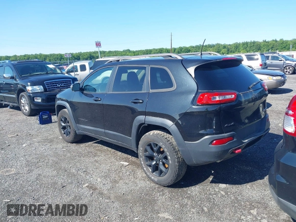 2016 Jeep Cherokee Trailhawk z VIN 1C4PJMBS6GW162742, wystawiony jako IAAI lot #42383200 z przebiegiem 124 791 mil mil oraz . Historia ofert i sprzedaży dostępna na DreamBid. Obrazek 3.