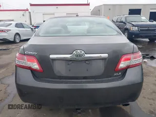 2011 Toyota Camry LE z VIN 4T4BF3EK7BR165320, wystawiony jako IAAI lot #41299126 z przebiegiem 271 182 mil mil oraz . Historia ofert i sprzedaży dostępna na DreamBid. Obrazek 16.