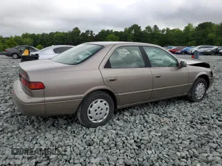 1999 Toyota Camry LE z VIN 4T1BG22K8XU522288, wystawiony jako Copart lot #56928325 z przebiegiem 150 818 mil mil oraz Szkoda całkowita • Salvage title. Historia ofert i sprzedaży dostępna na DreamBid. Obrazek 3.