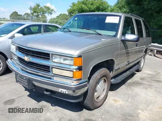 1998 Chevrolet Tahoe z VIN 1GNEK13R0WJ321045, wystawiony jako IAAI lot #42223891 z przebiegiem 192 041 mil mil oraz . Historia ofert i sprzedaży dostępna na DreamBid. Obrazek 6.