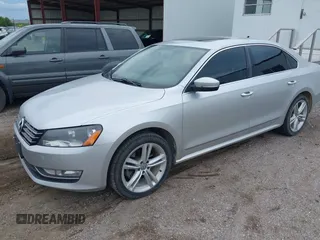 2013 Volkswagen Passat SE z VIN 1VWBN7A30DC056730, wystawiony jako IAAI lot #42542464 z przebiegiem 190 608 mil mil oraz . Historia ofert i sprzedaży dostępna na DreamBid. Obrazek 2.