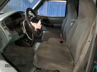 1998 Ford Ranger XL z VIN 1FTYR10C6WUA96291, wystawiony jako Copart lot #49984125 z przebiegiem 175 713 mil mil oraz Szkoda całkowita • Salvage title. Historia ofert i sprzedaży dostępna na DreamBid. Obrazek 7.