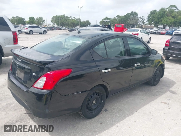 2017 Nissan Versa SV z VIN 3N1CN7APXHL834815, wystawiony jako IAAI lot #42432514 z przebiegiem 115 981 mil mil oraz . Historia ofert i sprzedaży dostępna na DreamBid. Obrazek 4.
