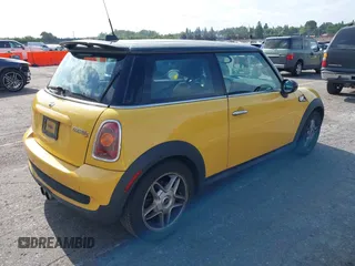 2009 MINI Hardtop S z VIN WMWMF73579TT97876, wystawiony jako IAAI lot #42500156 z przebiegiem 115 037 mil mil oraz . Historia ofert i sprzedaży dostępna na DreamBid. Obrazek 4.