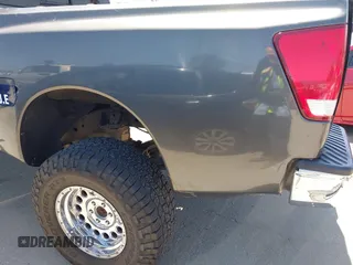2006 Nissan Titan XE z VIN 1N6AA06B06N551578, wystawiony jako IAAI lot #42403828 z przebiegiem 143 420 mil mil oraz . Historia ofert i sprzedaży dostępna na DreamBid. Obrazek 18.