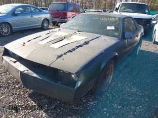 1987 Chevrolet Camaro z VIN 1G1FP21H9HN123969, wystawiony jako IAAI lot #42136912 z przebiegiem 97 026 mil mil oraz . Historia ofert i sprzedaży dostępna na DreamBid. Obrazek 2.