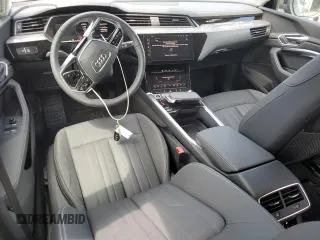 2024 Audi Q8 e-tron Premium Plus z VIN WA15AAGE0RB060883, wystawiony jako Copart lot #69075094 z przebiegiem 1583 mil mil oraz Szkody całkowita. Historia ofert i sprzedaży dostępna na DreamBid. Obrazek 8.