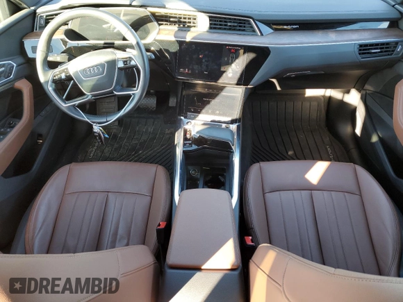 2022 Audi e-tron Premium z VIN WA1AAAGE3NB030477, wystawiony jako Copart lot #45118825 z przebiegiem 59 393 mil mil oraz Szkody całkowita. Historia ofert i sprzedaży dostępna na DreamBid. Obrazek 8.