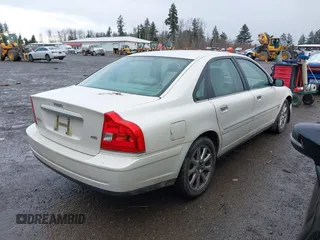 2005 Volvo S80 with VIN YV1TH592651401992, listed as a IAAI auction lot 41488954 with 83,461 mi miles. Bid and sale history available at carsss.com. Image 4.