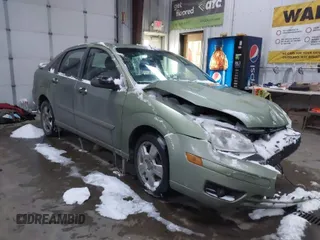 2007 Ford Focus S z VIN 1FAHP34N17W104080, wystawiony jako IAAI lot #41541274 z przebiegiem 106 938 mil mil oraz . Historia ofert i sprzedaży dostępna na DreamBid. Obrazek 1.
