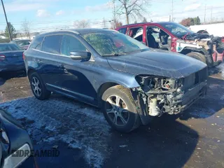 2015 Volvo XC60 T6 Platinum with VIN YV4902RM1F2648904, listed as a IAAI auction lot 40987622 with 80,745 mi miles. Bid and sale history available at carsss.com. Image 1.