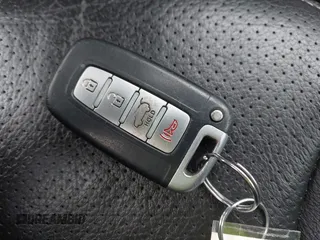 2013 Kia Sorento SX z VIN 5XYKW4A2XDG311577, wystawiony jako IAAI lot #42210698 z przebiegiem 152 599 mil mil oraz . Historia ofert i sprzedaży dostępna na DreamBid. Obrazek 11.