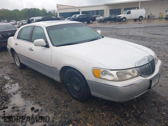 1999 Lincoln Town Car Signature z VIN 1LNHM82W5XY677222, wystawiony jako IAAI lot #41861916 z przebiegiem 207 900 mil mil oraz . Historia ofert i sprzedaży dostępna na DreamBid. Obrazek 1.