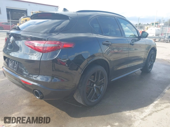 2020 Alfa Romeo Stelvio Ti z VIN ZASPAKBN7L7C92393, wystawiony jako IAAI lot #41824452 z przebiegiem 53 616 mil mil oraz . Historia ofert i sprzedaży dostępna na DreamBid. Obrazek 4.