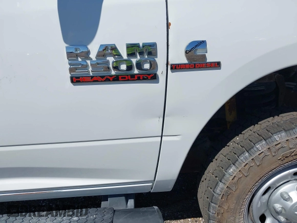 2017 Ram 2500 Tradesman z VIN 3C6UR5CLXHG620105, wystawiony jako IAAI lot #42496482 z przebiegiem 89 150 mil mil oraz . Historia ofert i sprzedaży dostępna na DreamBid. Obrazek 6.