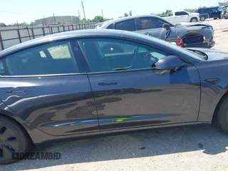 2025 Tesla Model 3 Long Range z VIN 5YJ3E1EB6SF924607, wystawiony jako IAAI lot #42255758 z przebiegiem 5 881 mil mil oraz . Historia ofert i sprzedaży dostępna na DreamBid. Obrazek 12.