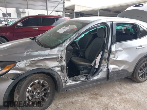2022 Ford Escape SE z VIN 1FMCU0G62NUA25554, wystawiony jako IAAI lot #41900612 z przebiegiem 63 581 mil mil oraz . Historia ofert i sprzedaży dostępna na DreamBid. Obrazek 6.