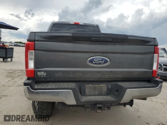 2018 Ford F-250 XL z VIN 1FT7W2BT6JEC77708, wystawiony jako Copart lot #56562595 z przebiegiem 141 567 mil mil oraz Szkoda całkowita • Salvage title. Historia ofert i sprzedaży dostępna na DreamBid. Obrazek 6.