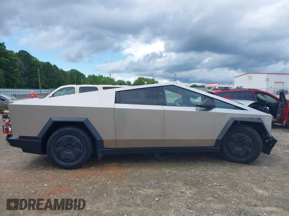 2024 Tesla Cybertruck z VIN 7G2CEHED5RA039734, wystawiony jako IAAI lot #42244205 z przebiegiem 8 443 mil mil oraz . Historia ofert i sprzedaży dostępna na DreamBid. Obrazek 14.