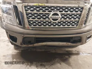 2017 Nissan Titan SV z VIN 1N6AA1E58HN523578, wystawiony jako IAAI lot #42160359 z przebiegiem 101 499 mil mil oraz . Historia ofert i sprzedaży dostępna na DreamBid. Obrazek 19.