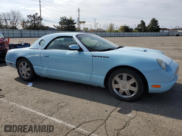 2004 Ford Thunderbird Deluxe z VIN 1FAHP60A14Y103516, wystawiony jako Copart lot #52055585 z przebiegiem 69 655 mil mil oraz Szkoda całkowita • Salvage title. Historia ofert i sprzedaży dostępna na DreamBid. Obrazek 4.
