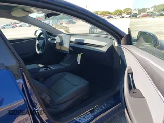 2024 Tesla Model 3 z VIN 5YJ3E1EAXRF751577, wystawiony jako IAAI lot #41831992 z przebiegiem 11 mil mil oraz . Historia ofert i sprzedaży dostępna na DreamBid. Obrazek 5.