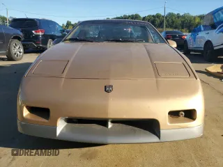 1987 Pontiac Fiero GT z VIN 1G2PG119XHP200243, wystawiony jako Copart lot #74389864 z przebiegiem 109 478 mil mil oraz Tytuł czysty. Historia ofert i sprzedaży dostępna na DreamBid. Obrazek 5.
