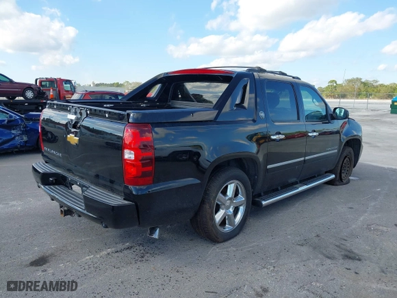 2013 Chevrolet Avalanche LTZ with VIN 3GNMCGE05DG351022, listed as a IAAI auction lot 41138090 with 197,159 mi miles. Bid and sale history available at carsss.com. Image 4.