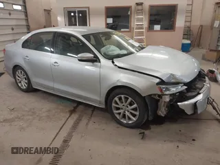 2014 Volkswagen Jetta SE z VIN 3VWD17AJ4EM275208, wystawiony jako IAAI lot #41288088 z przebiegiem 120 821 mil mil oraz . Historia ofert i sprzedaży dostępna na DreamBid. Obrazek 1.