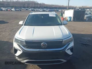 2023 Volkswagen Taos SE z VIN 3VVNX7B29PM345710, wystawiony jako IAAI lot #41805268 z przebiegiem 27 783 mil mil oraz . Historia ofert i sprzedaży dostępna na DreamBid. Obrazek 12.