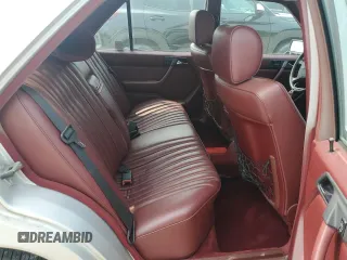 1989 Mercedes-Benz 300 E z VIN WDBEA30D7KA942808, wystawiony jako Copart lot #59315945 z przebiegiem 121 727 mil mil oraz Czysty tytuł • Clean title. Historia ofert i sprzedaży dostępna na DreamBid. Obrazek 10.