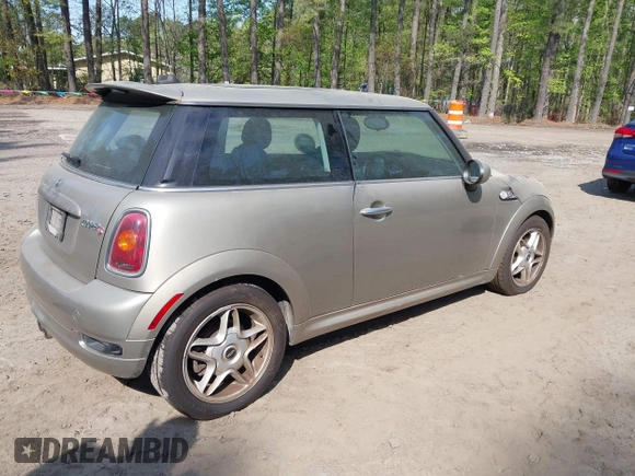 2010 MINI Hardtop S with VIN WMWMF7C58ATX45365, listed as a IAAI auction lot 42035404 with 26,393 mi miles and . Bid and sale history available at DreamBid. Image 4.