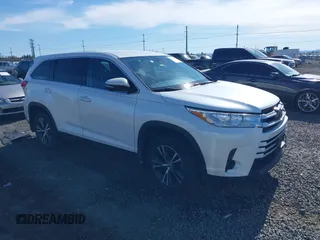2019 Toyota Highlander LE z VIN 5TDBZRFHXKS956909, wystawiony jako IAAI lot #41870504 z przebiegiem 59 994 mil mil oraz . Historia ofert i sprzedaży dostępna na DreamBid. Obrazek 1.