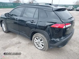 2024 Toyota Corolla Cross LE z VIN 7MUBAABG3RV103760, wystawiony jako IAAI lot #41870105 z przebiegiem 7 544 mil mil oraz . Historia ofert i sprzedaży dostępna na DreamBid. Obrazek 3.