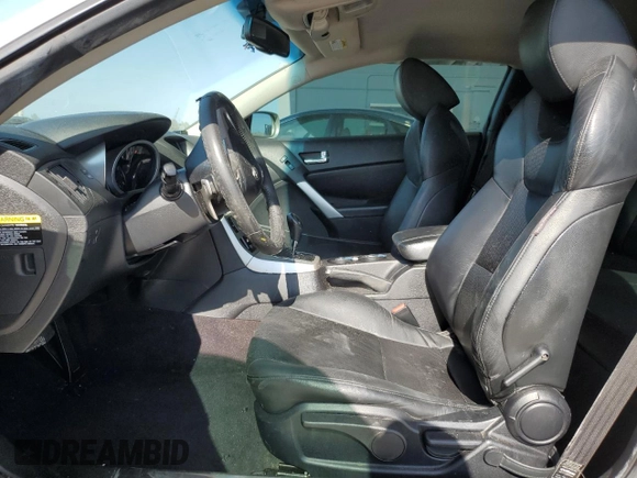2010 Hyundai Genesis Coupe Grand Touring z VIN KMHHU6KH8AU040913, wystawiony jako Copart lot #57479885 z przebiegiem Nie podano mil oraz Szkoda całkowita • Salvage title. Historia ofert i sprzedaży dostępna na DreamBid. Obrazek 7.