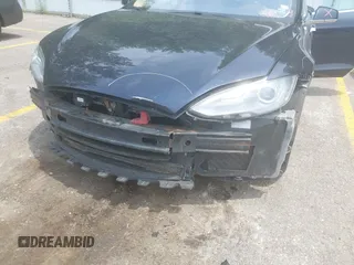 2013 Tesla Model S Performance z VIN 5YJSA1CP1DFP21827, wystawiony jako IAAI lot #42494897 z przebiegiem 148 150 mil mil oraz . Historia ofert i sprzedaży dostępna na DreamBid. Obrazek 6.