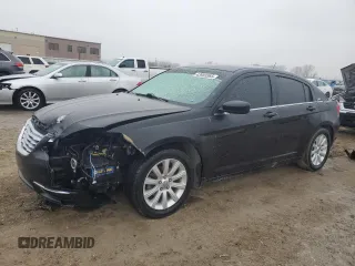 2013 Chrysler 200 Touring z VIN 1C3CCBBB6DN539475, wystawiony jako Copart lot #43955965 z przebiegiem 129 207 mil mil oraz Szkoda całkowita • Salvage title. Historia ofert i sprzedaży dostępna na DreamBid. Obrazek 1.
