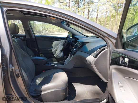2013 Hyundai Sonata SE with VIN 5NPEC4AC1DH615985, listed as a IAAI auction lot 42070601 with 136,435 mi miles. Bid and sale history available at carsss.com. Image 5.