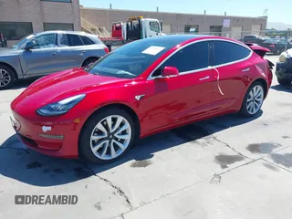 2018 Tesla Model 3 Long Range Battery z VIN 5YJ3E1EAXJF048839, wystawiony jako IAAI lot #42328412 z przebiegiem 83 083 mil mil oraz . Historia ofert i sprzedaży dostępna na DreamBid. Obrazek 2.