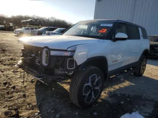 2024 Rivian R1S Adventure z VIN 7PDSGABA0RN031287, wystawiony jako Copart lot #45744775 z przebiegiem 21 493 mil mil oraz Szkody całkowita. Historia ofert i sprzedaży dostępna na DreamBid. Obrazek 1.