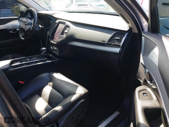 2018 Volvo XC90 Momentum with VIN YV4102PK3J1341909, listed as a IAAI auction lot 41992093 with 1 mi miles. Bid and sale history available at carsss.com. Image 5.