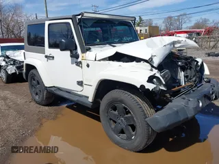 2010 Jeep Wrangler Sahara z VIN 1J4GA5D16AL231085, wystawiony jako IAAI lot #41942578 z przebiegiem 196 683 mil mil oraz . Historia ofert i sprzedaży dostępna na DreamBid. Obrazek 1.