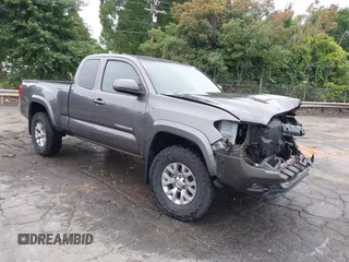 2017 Toyota Tacoma SR5 z VIN 5TFSZ5AN4HX082842, wystawiony jako IAAI lot #42358448 z przebiegiem 136 613 mil mil oraz . Historia ofert i sprzedaży dostępna na DreamBid. Obrazek 1.
