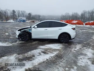 2024 Tesla Model Y Long Range z VIN 7SAYGDEE5RA326577, wystawiony jako IAAI lot #41531364 z przebiegiem 5353 mil mil oraz . Historia ofert i sprzedaży dostępna na DreamBid. Obrazek 14.