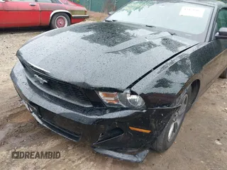 2011 Ford Mustang V6 z VIN 1ZVBP8EM7B5139351, wystawiony jako IAAI lot #42471805 z przebiegiem 80 513 mil mil oraz . Historia ofert i sprzedaży dostępna na DreamBid. Obrazek 17.