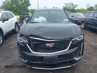 2024 Cadillac XT6 AWD Luxury z VIN 1GYKPBR49RZ723838, wystawiony jako IAAI lot #42346554 z przebiegiem 27 525 mil mil oraz . Historia ofert i sprzedaży dostępna na DreamBid. Obrazek 12.