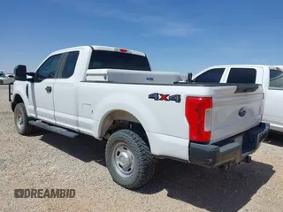 2017 Ford F-250 XLT z VIN 1FT7X2B67HEB14146, wystawiony jako IAAI lot #42256811 z przebiegiem 121 617 mil mil oraz . Historia ofert i sprzedaży dostępna na DreamBid. Obrazek 3.